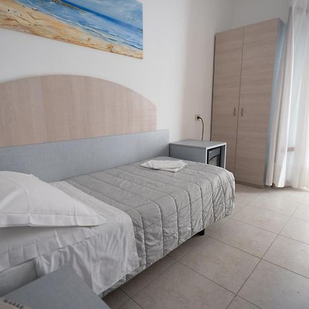 Hotel Petite Fleur Альба-Адриатика Экстерьер фото