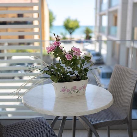 Hotel Petite Fleur Альба-Адриатика Экстерьер фото