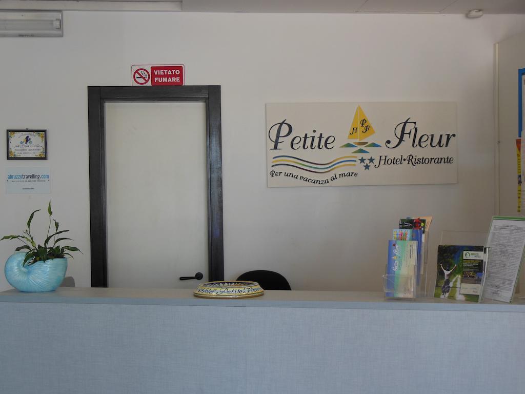 Hotel Petite Fleur Альба-Адриатика Экстерьер фото