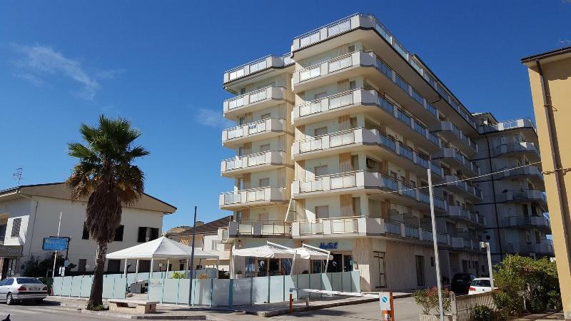 Hotel Petite Fleur Альба-Адриатика Экстерьер фото