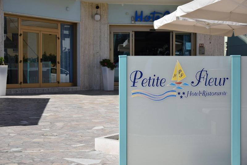 Hotel Petite Fleur Альба-Адриатика Экстерьер фото