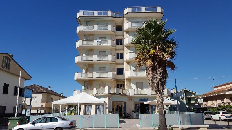 Hotel Petite Fleur Альба-Адриатика Экстерьер фото