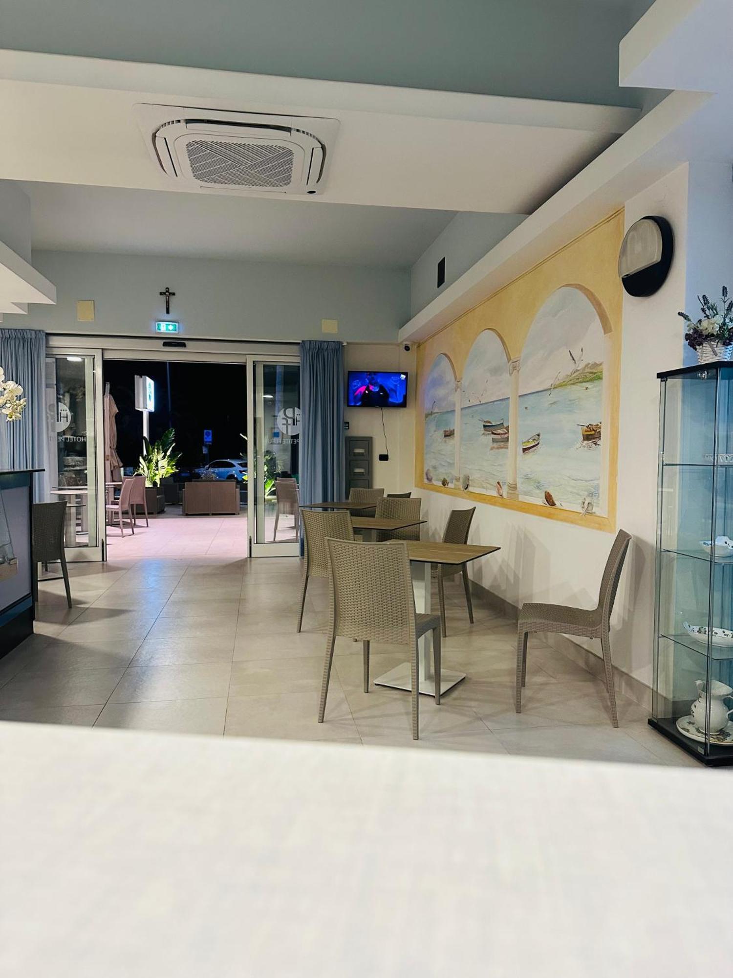 Hotel Petite Fleur Альба-Адриатика Экстерьер фото