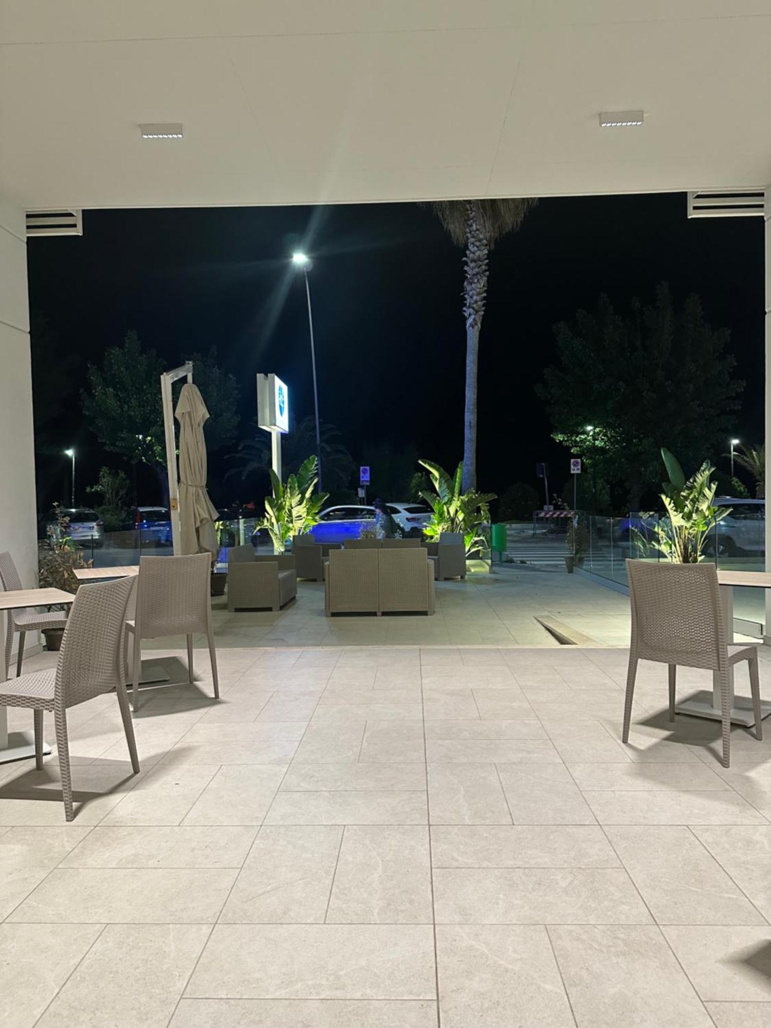 Hotel Petite Fleur Альба-Адриатика Экстерьер фото