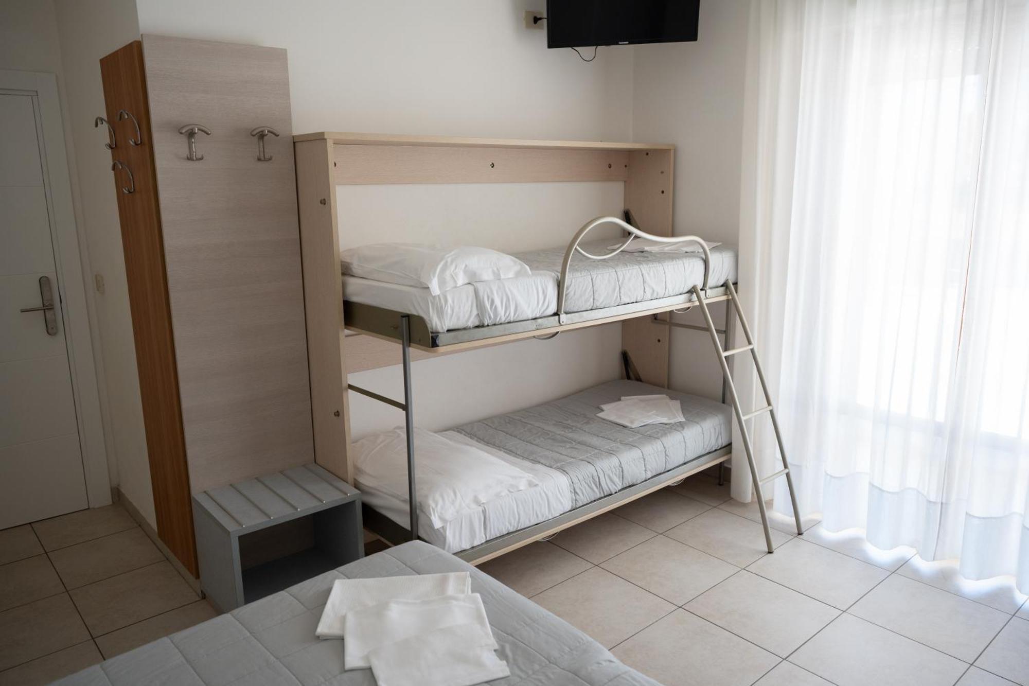 Hotel Petite Fleur Альба-Адриатика Экстерьер фото