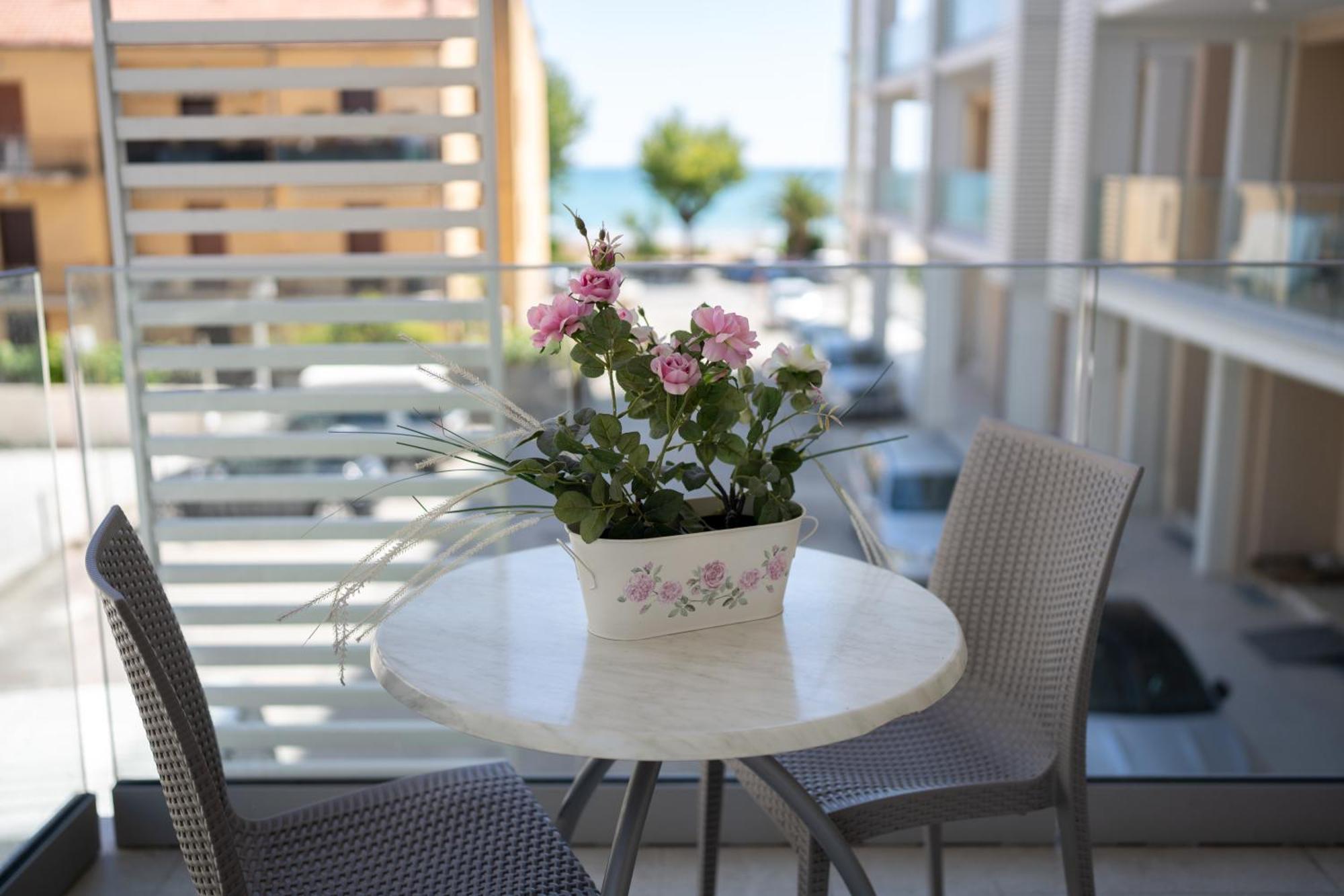 Hotel Petite Fleur Альба-Адриатика Экстерьер фото