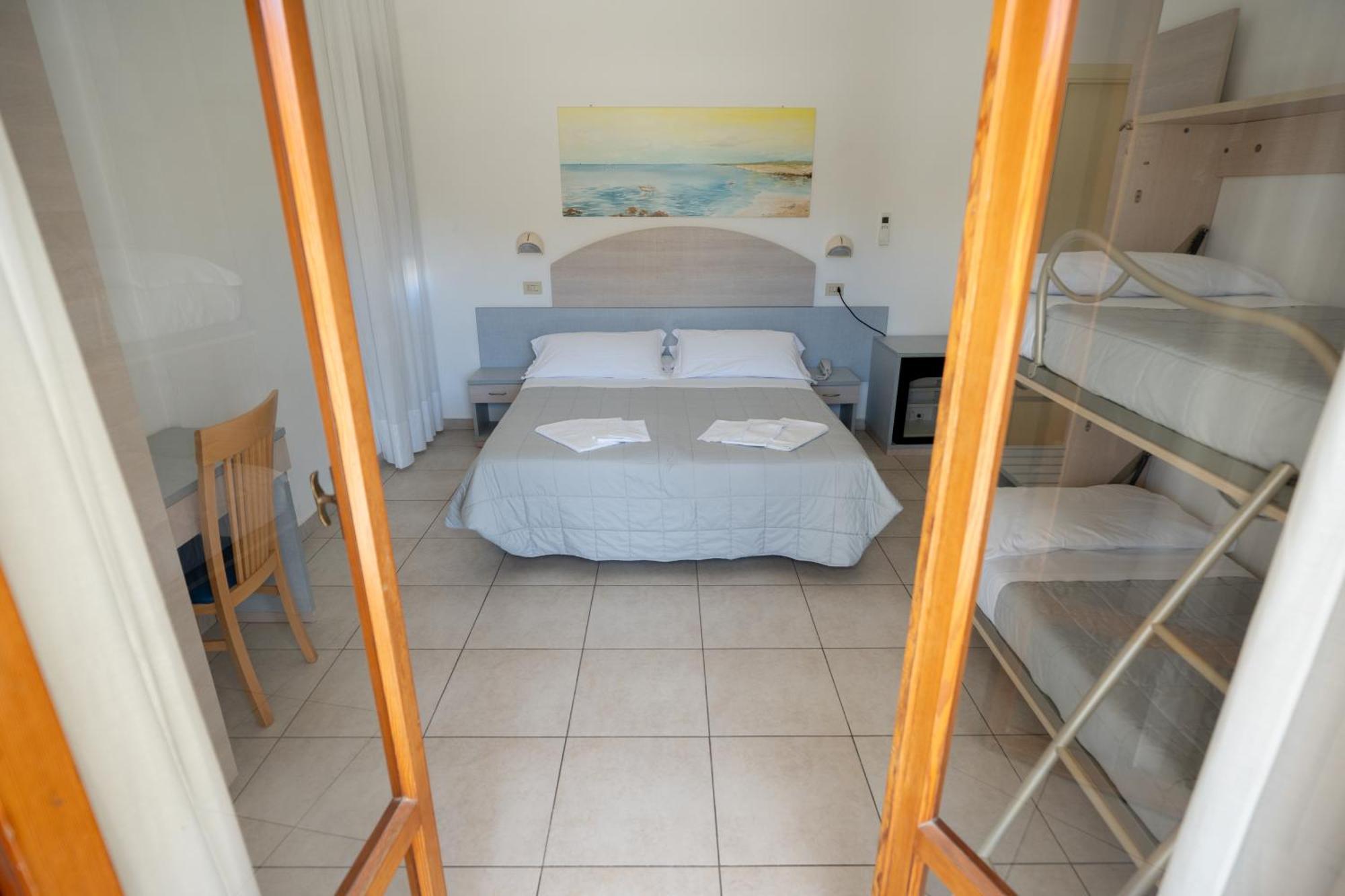 Hotel Petite Fleur Альба-Адриатика Экстерьер фото