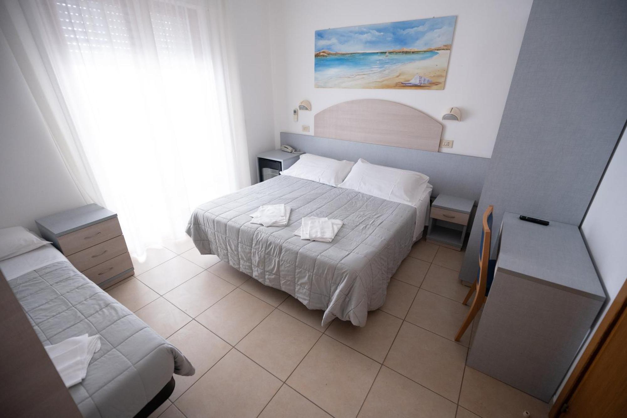 Hotel Petite Fleur Альба-Адриатика Экстерьер фото