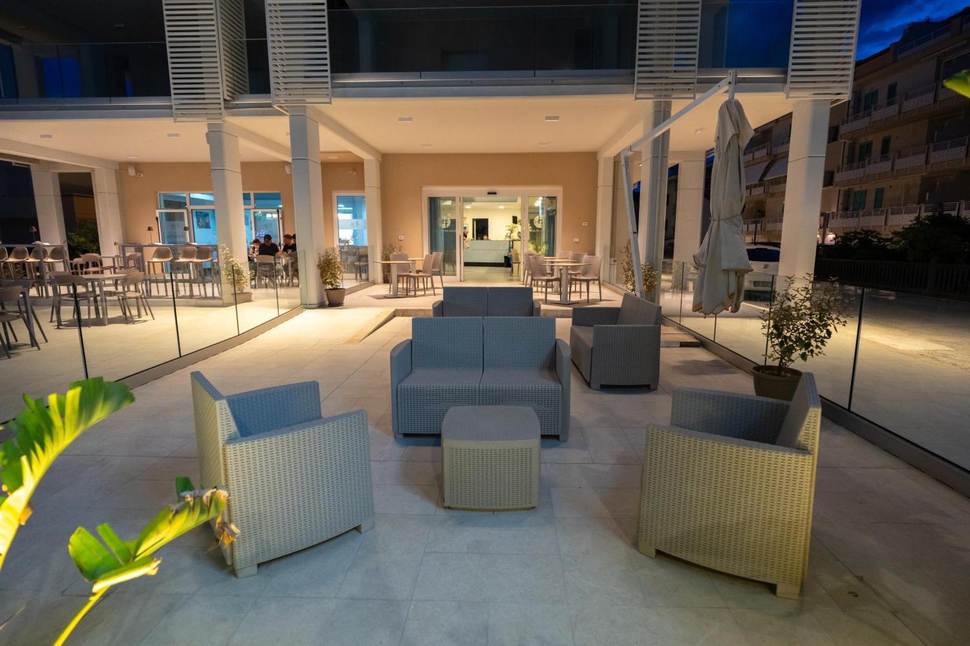 Hotel Petite Fleur Альба-Адриатика Экстерьер фото