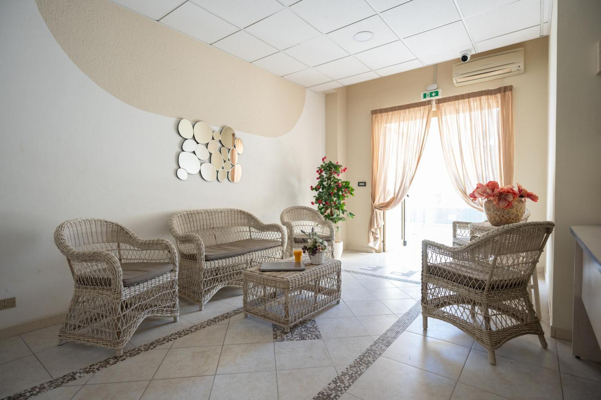 Hotel Petite Fleur Альба-Адриатика Экстерьер фото