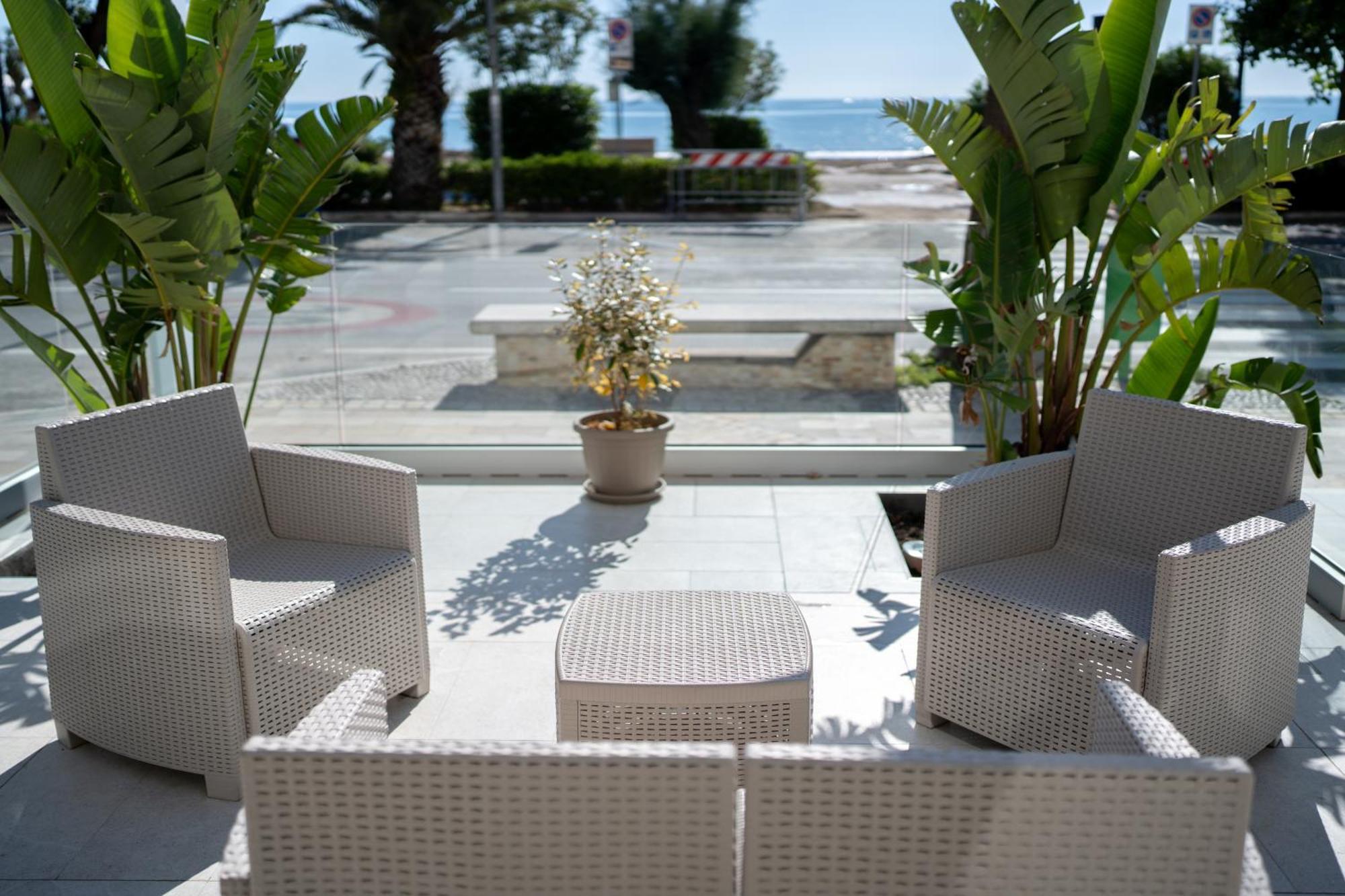Hotel Petite Fleur Альба-Адриатика Экстерьер фото