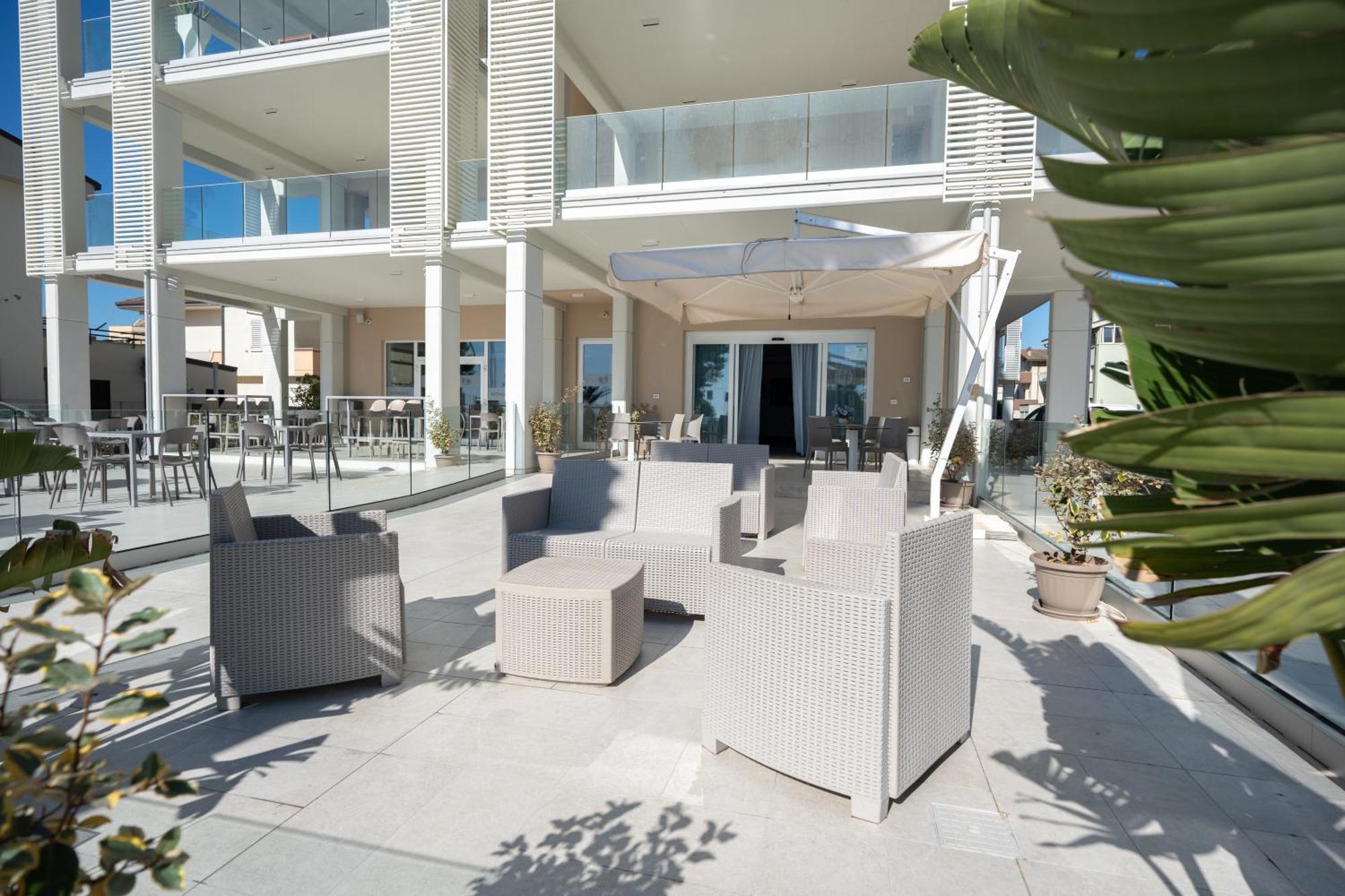 Hotel Petite Fleur Альба-Адриатика Экстерьер фото